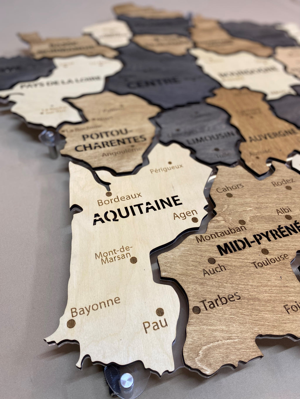 Mapa Francji LED na szkle akrylowym z podświetleniem między regionami kolor Bordo
