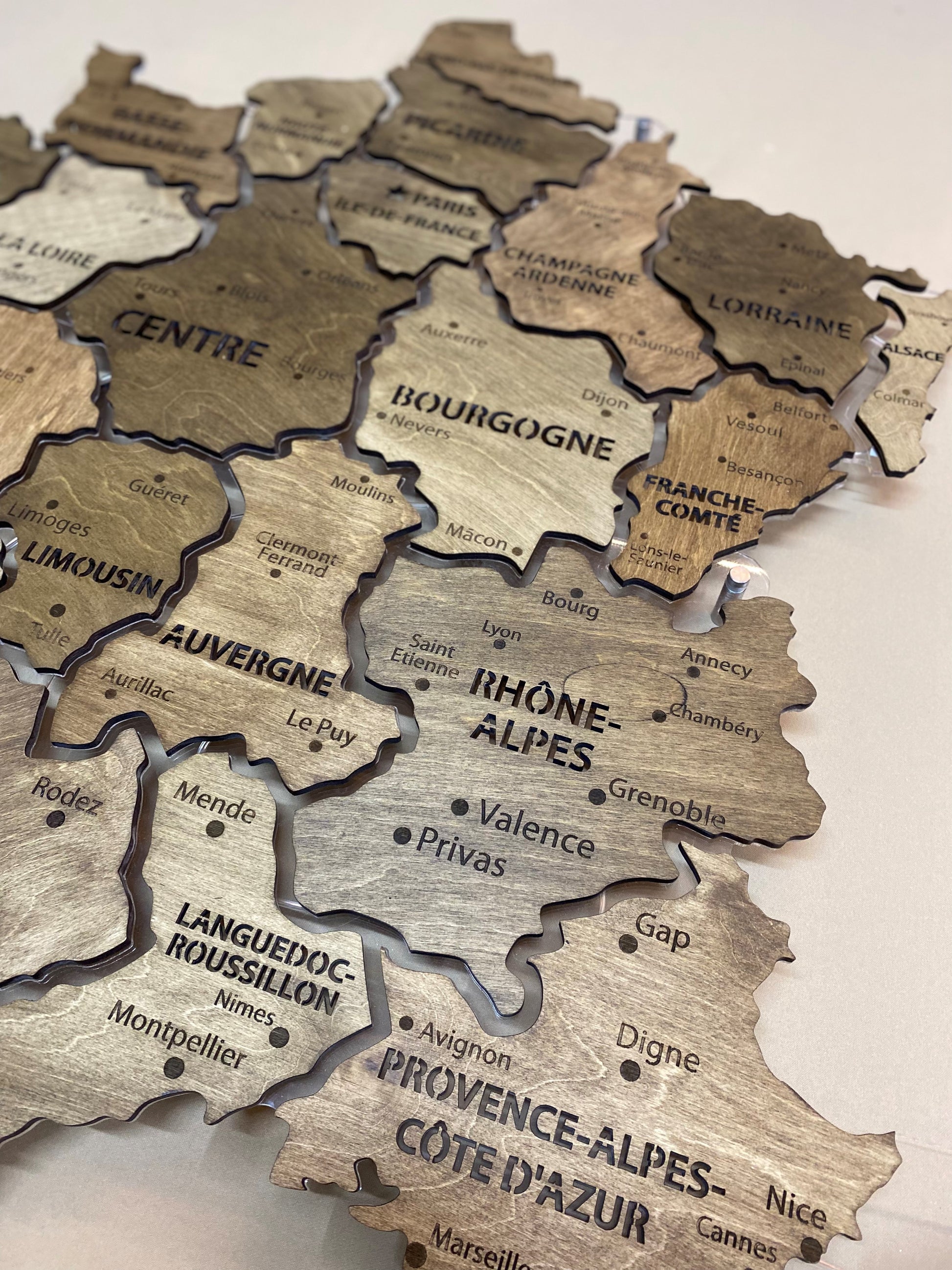 Mapa Francji LED na szkle akrylowym z podświetleniem między regionami kolor Baguette