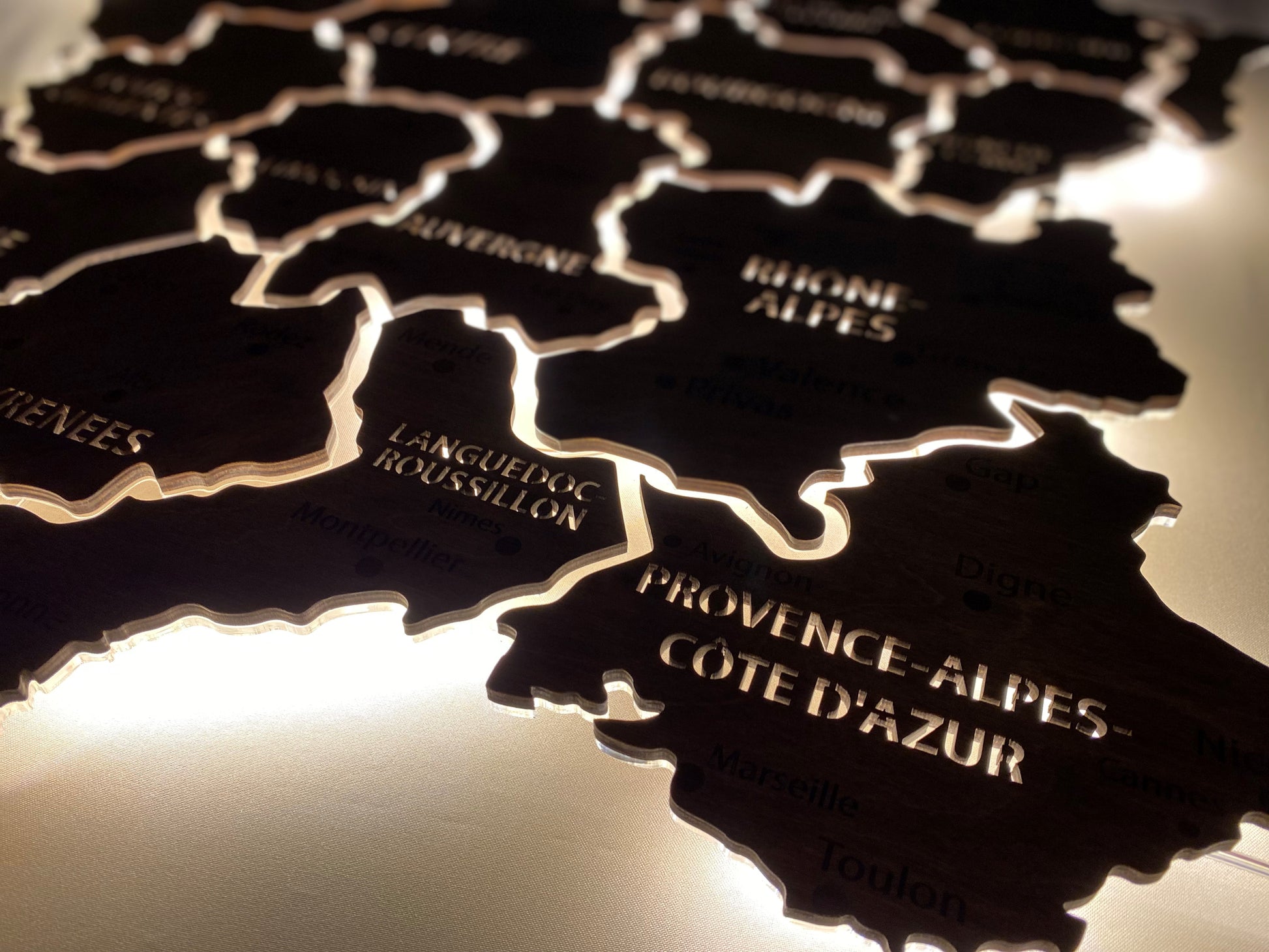 Mapa Francji LED na szkle akrylowym z podświetleniem między regionami kolor Baguette
