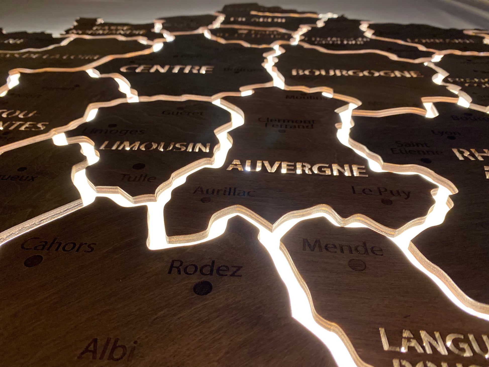 Mapa Francji LED na szkle akrylowym z podświetleniem między regionami kolor Baguette