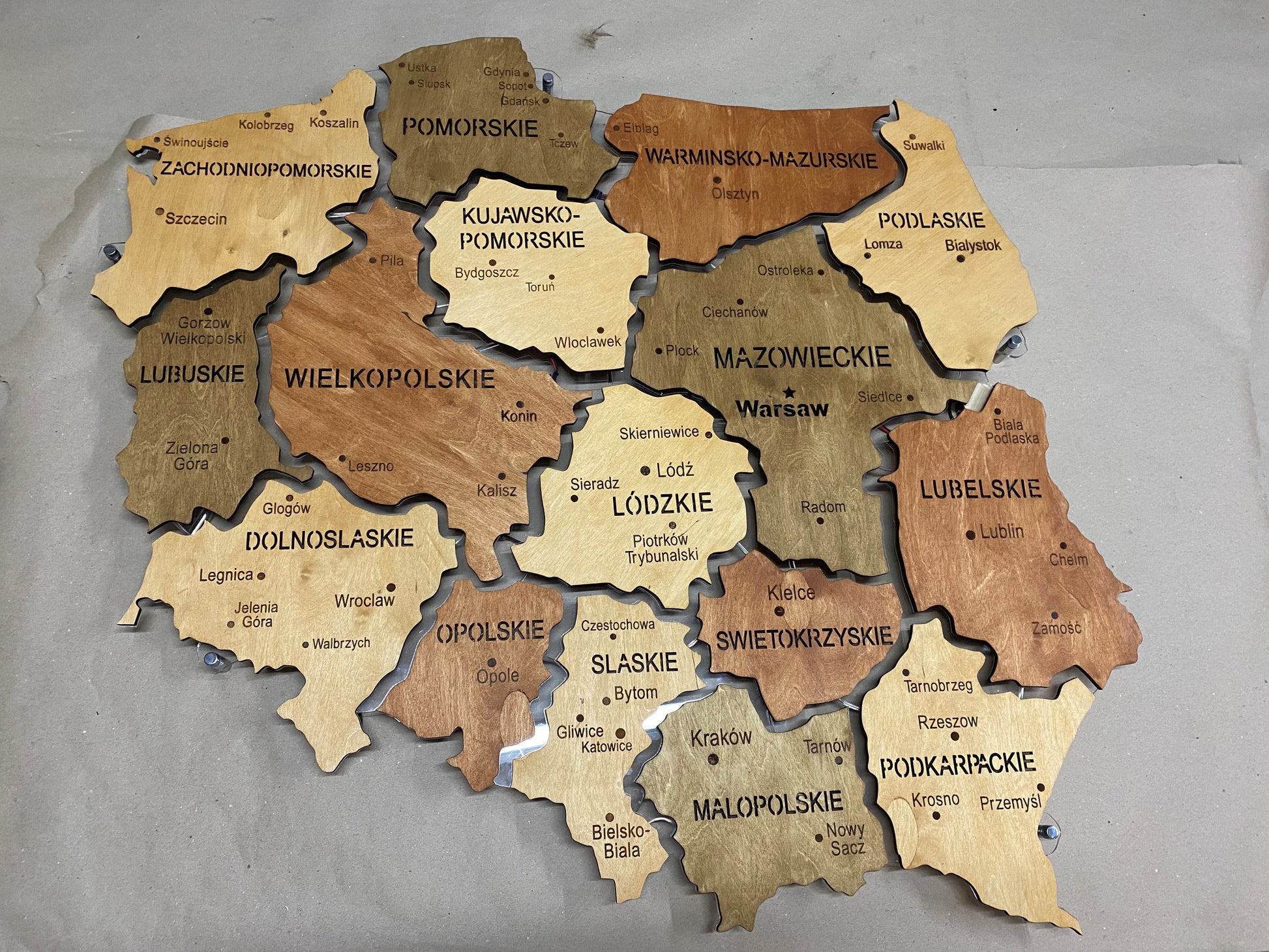 Mapa Polski LED na szkle akrylowym z podświetleniem między województwami kolor Soft