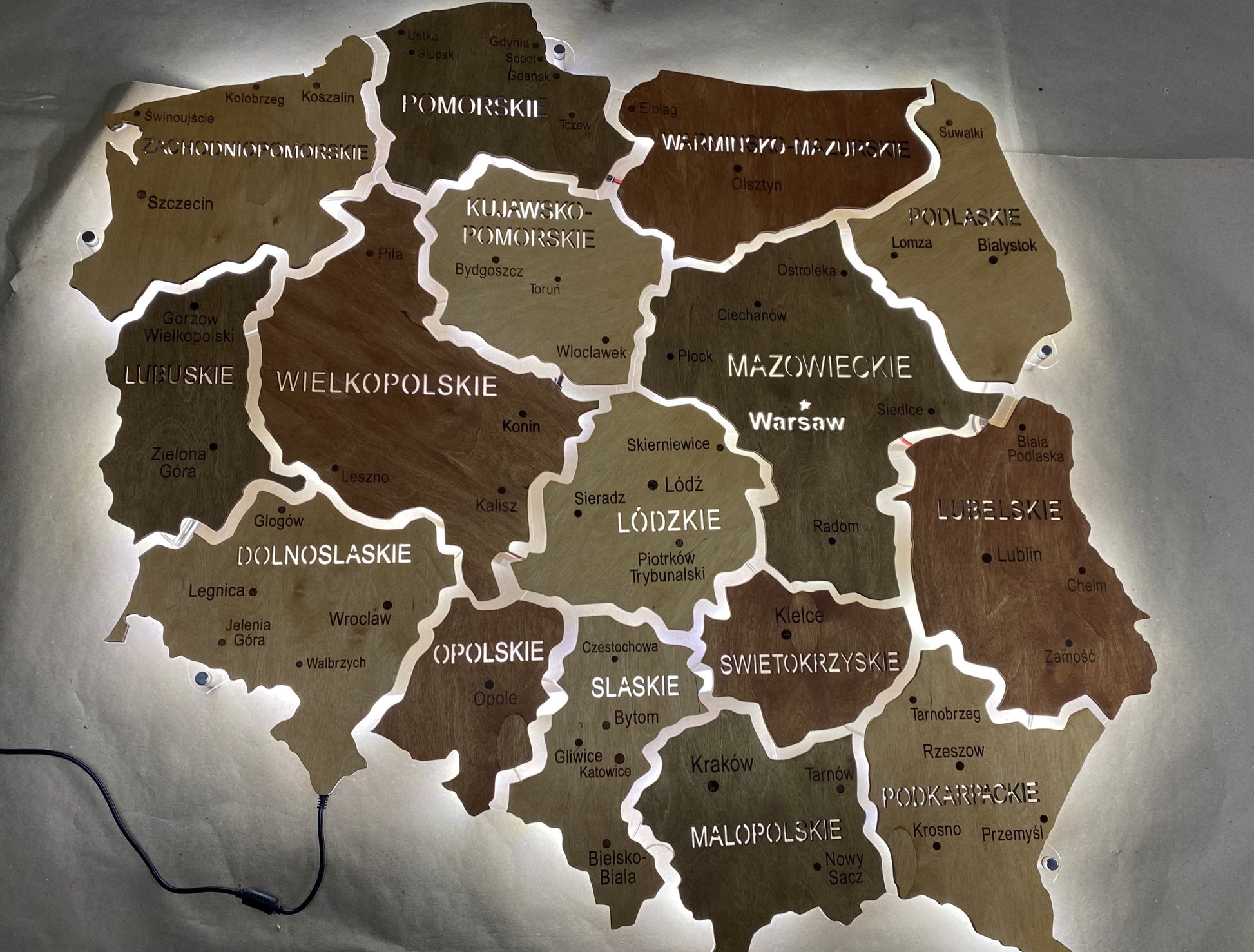 Mapa Polski LED na szkle akrylowym z podświetleniem między województwami kolor Soft