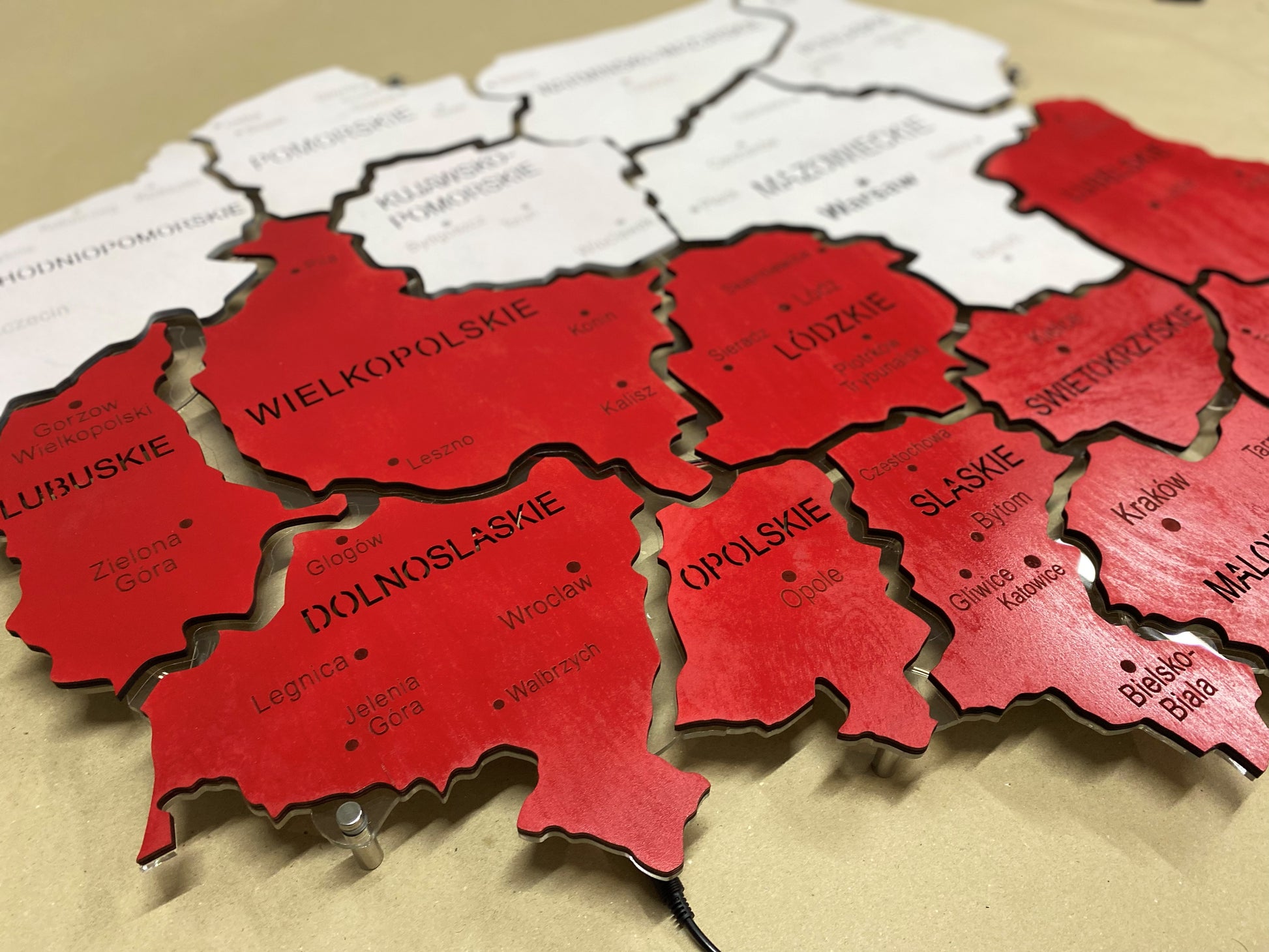 Mapa Polski LED na szkle akrylowym z podświetleniem między województwami kolor Flag