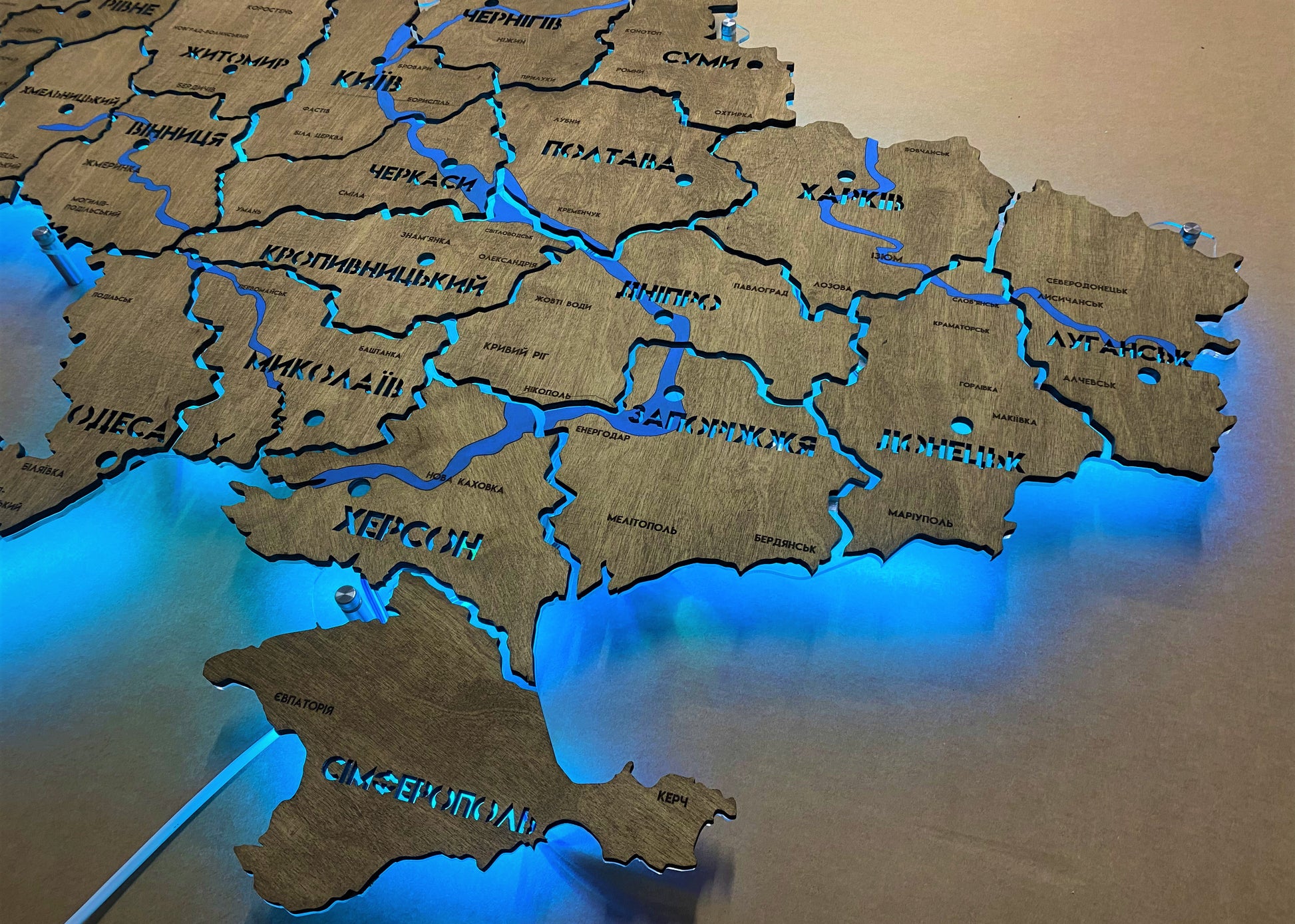 Mapa Ukrainy LED RGB na szkle akrylowym z rzekami i podświetleniem między regionami kolor Venge 1