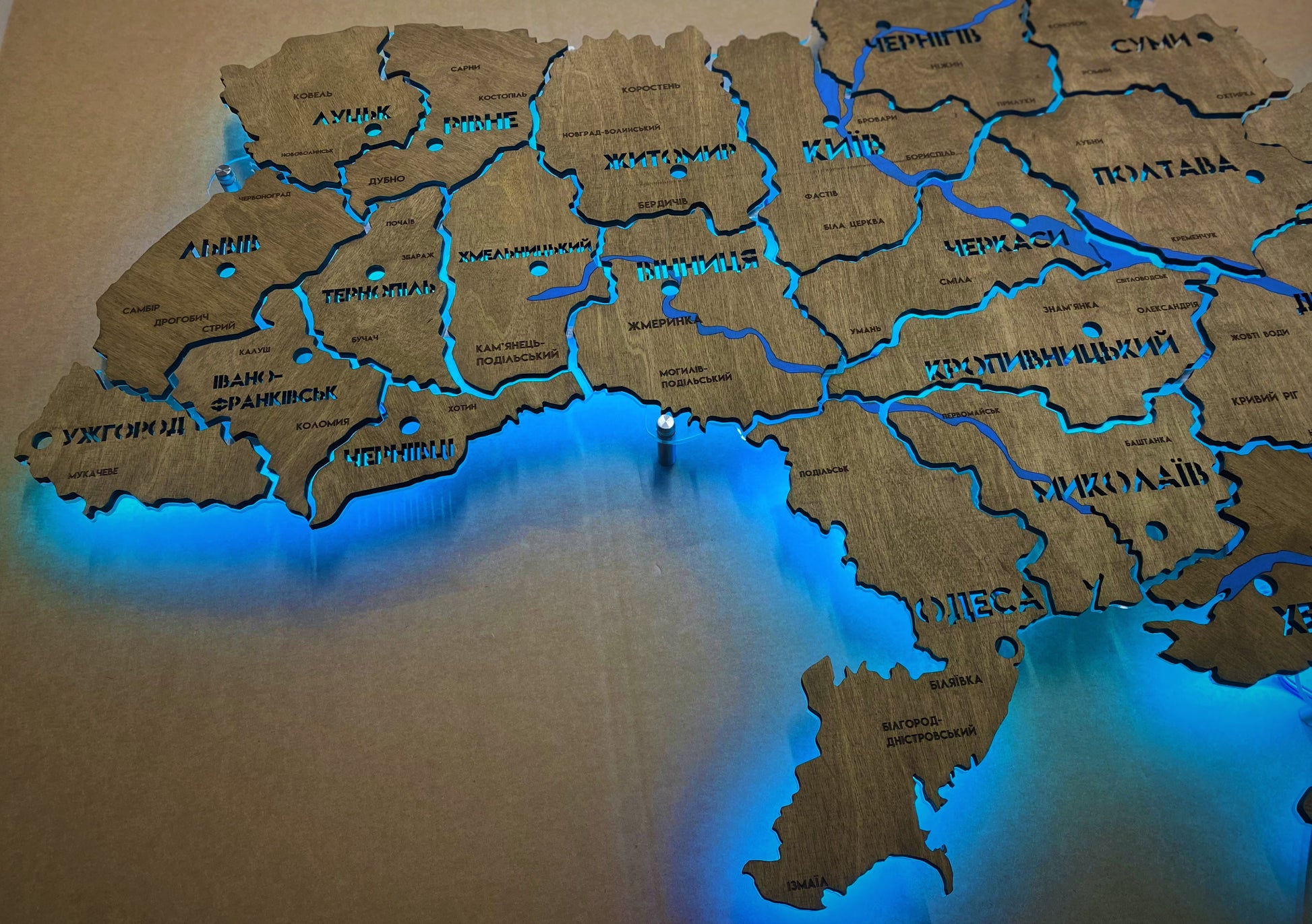Mapa Ukrainy LED RGB na szkle akrylowym z rzekami i podświetleniem między regionami kolor Venge 1