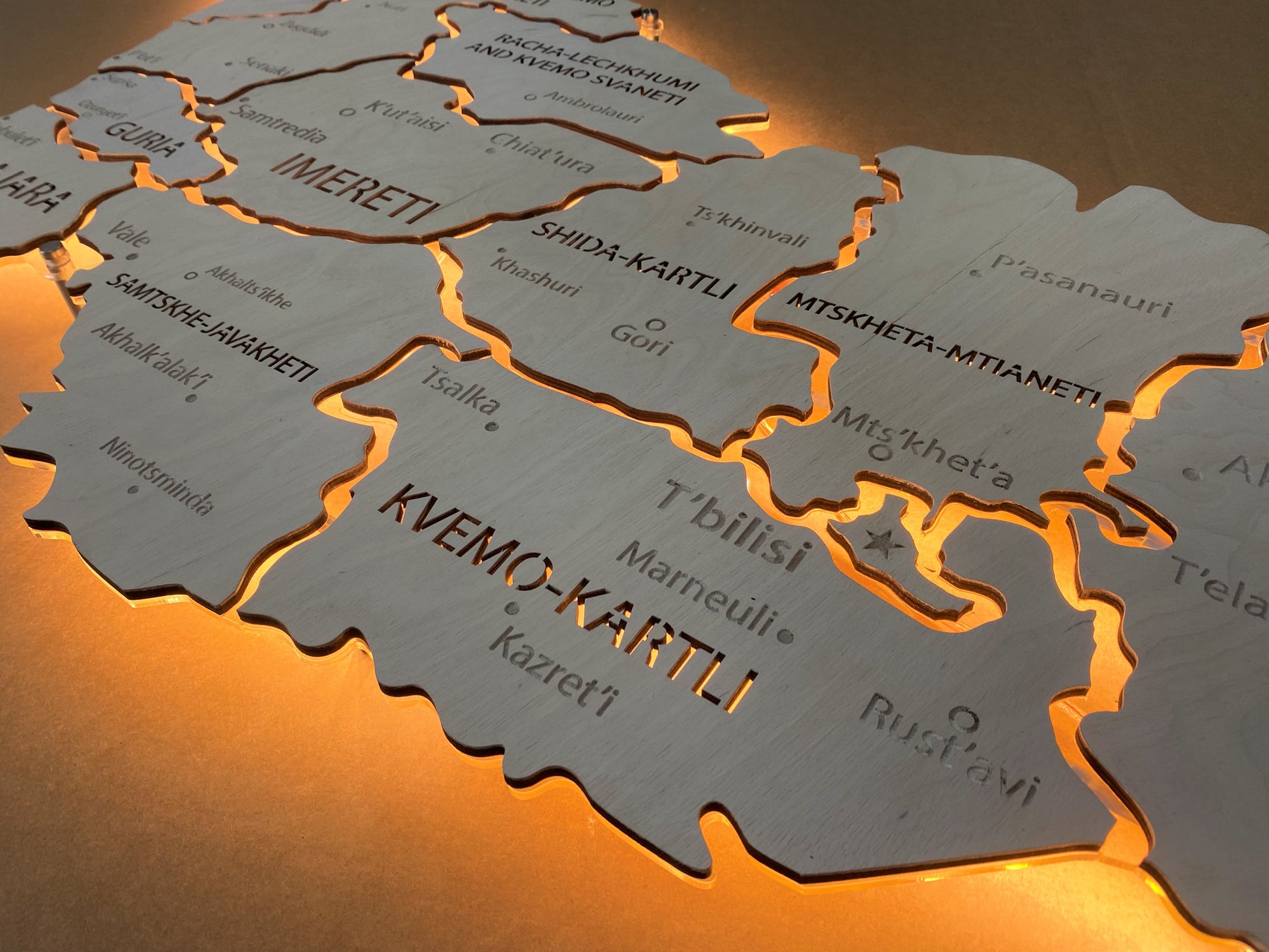 Mapa Gruzji LED na szkle akrylowym z podświetleniem między regionami kolor White