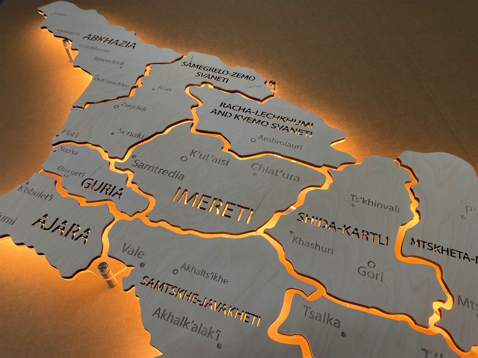 Mapa Gruzji LED na szkle akrylowym z podświetleniem między regionami kolor White