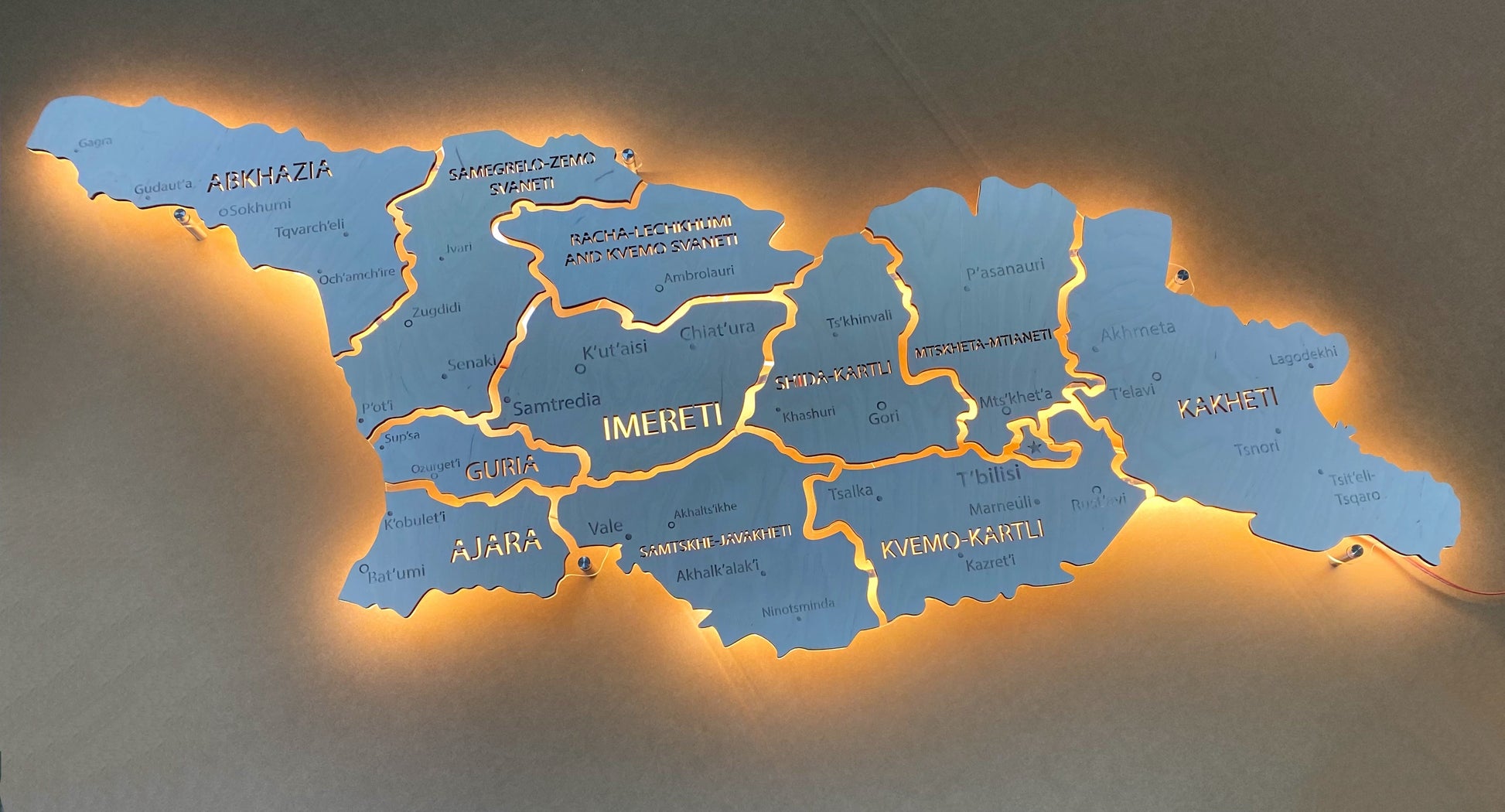 Mapa Gruzji LED na szkle akrylowym z podświetleniem między regionami kolor White
